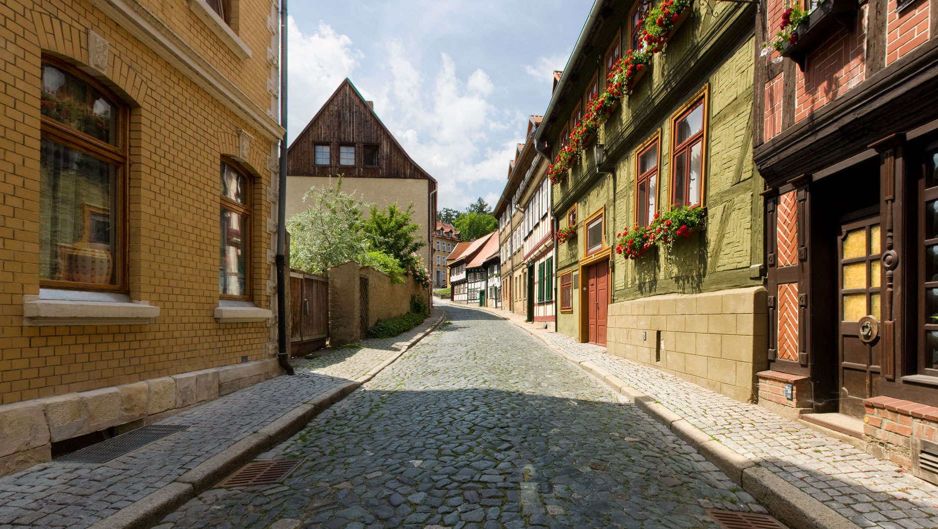 Romantische Gasse mit Kopfsteinpflaster in der idyllischen Kleinstadt Blankenburg im Harz mit vielen Fachwerkhäusern